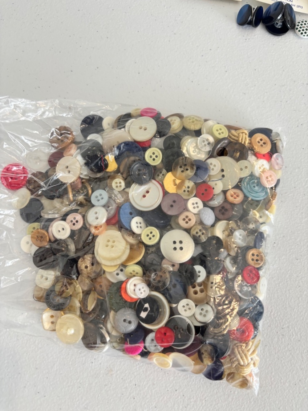 Vintage bag of assorted buttons mostly plastic 256 grams different colours & sz